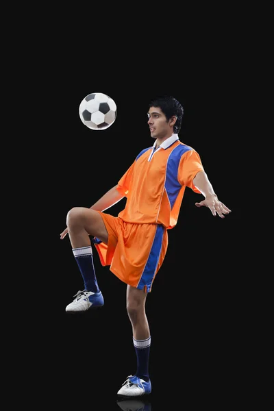 Piłkarz trzyma piłkę — Zdjęcie stockowe
