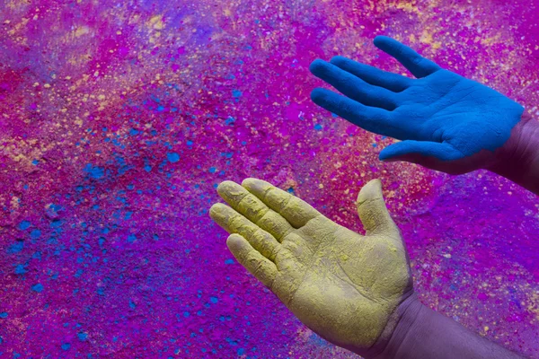 Руки, що показують синьо-жовту силу — стокове фото