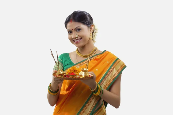 Maharashtrian woman praying — Stock Photo, Image