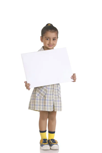 Menina em uniforme escolar segurando cartaz — Fotografia de Stock