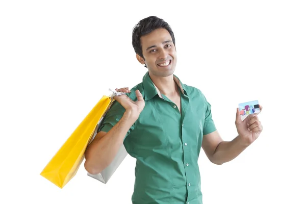 Homem com sacos de compras e cartão de crédito — Fotografia de Stock