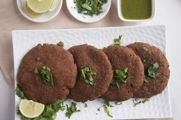 Chuletas dispuestas en placa — Foto de Stock