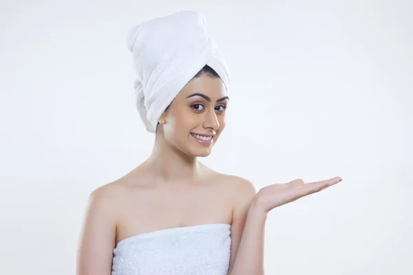 Mulher confiante envolto em toalha — Fotografia de Stock