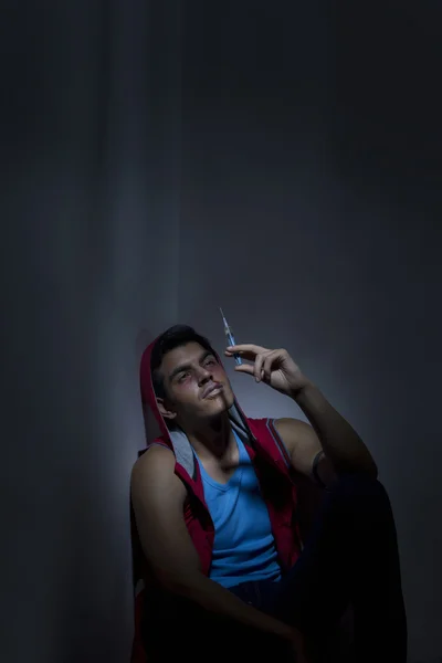 Medicamento masculino viciado segurando seringa — Fotografia de Stock