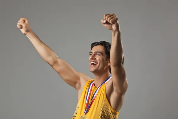 Jovem atleta masculino medalhista — Fotografia de Stock