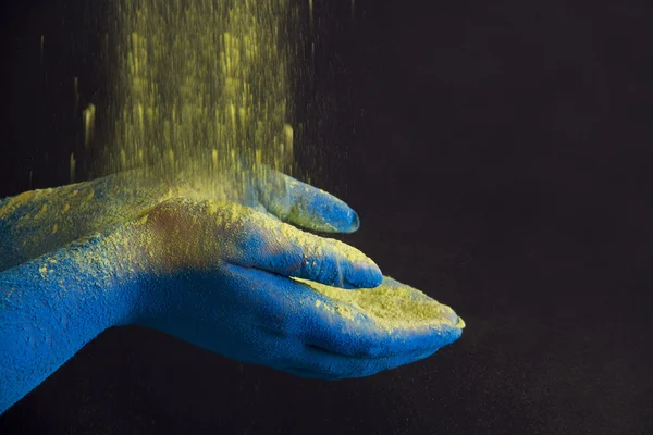 Mãos de cor azul segurando tinta em pó — Fotografia de Stock