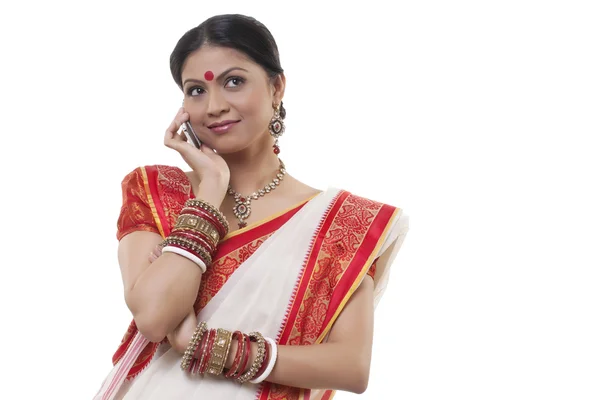 Mulher bengali falando em um telefone celular — Fotografia de Stock