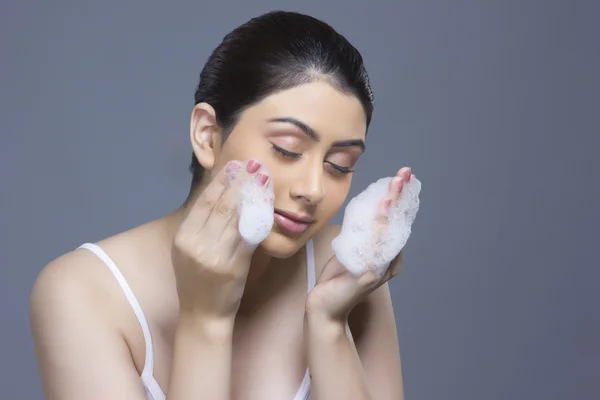 Piękna kobieta mycia twarzy — Zdjęcie stockowe