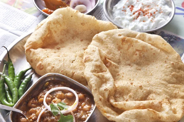 Chole bhature geserveerd — Stockfoto