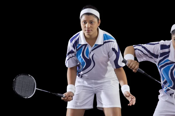 Jonge vrouwen spelen badminton — Stockfoto
