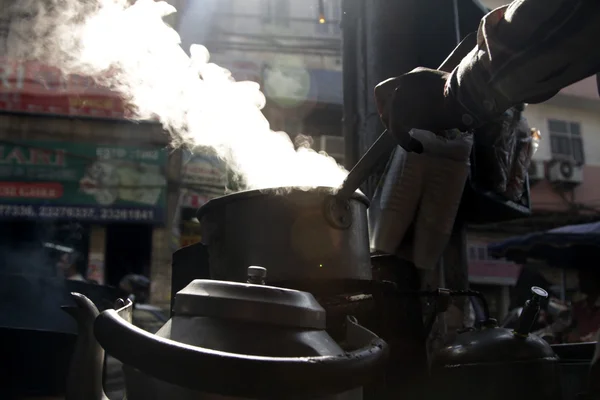 Vendor making tea — Stock Photo, Image