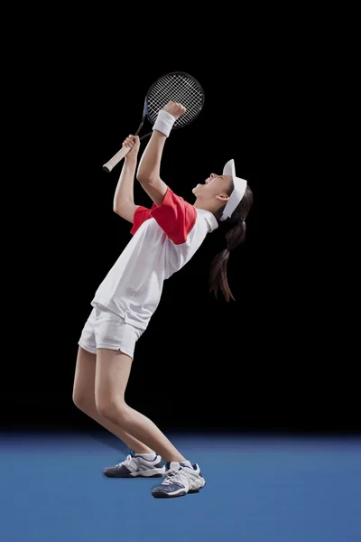 Mujer joven sosteniendo raqueta de tenis —  Fotos de Stock