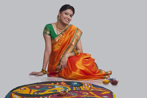 Maharashtrian woman making a rangoli — Stock Photo, Image