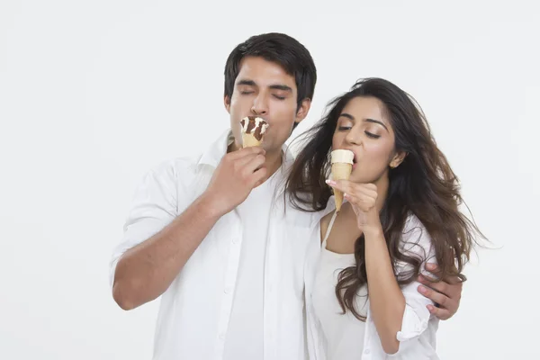 若いカップルがアイスクリームを食べ — ストック写真