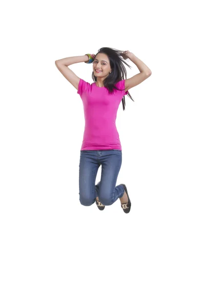 Повна довжина щасливої молодої жінки стрибає — стокове фото