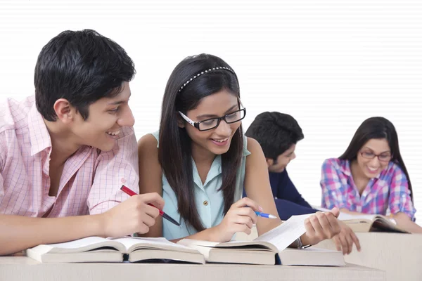 Estudiantes que estudian en clase — Foto de Stock