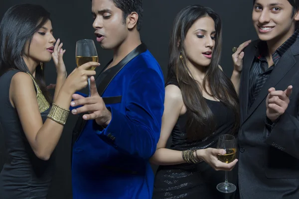 Parejas jóvenes con bebidas disfrutando de la fiesta —  Fotos de Stock