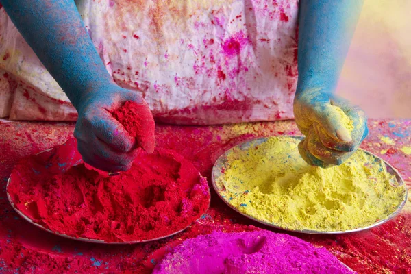 Händer som håller pulver färger — Stockfoto