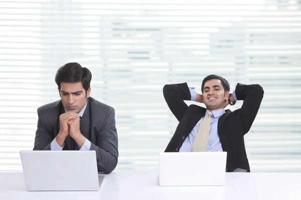 Homens de negócios usando laptop — Fotografia de Stock