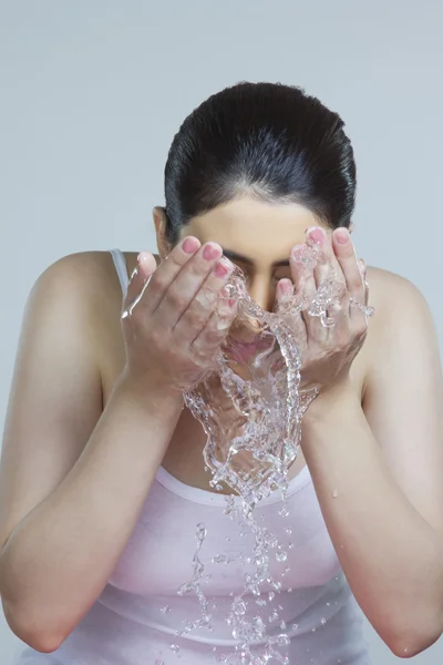 Kobieta mycie twarzy wodą — Zdjęcie stockowe