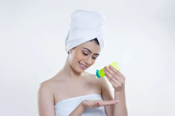 Mulher confiante envolto em toalha — Fotografia de Stock