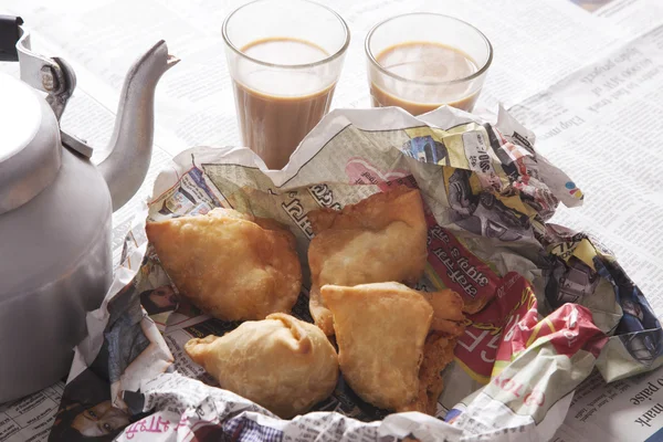 Tablo üzerinde çay bardakları ile taze samosas — Stok fotoğraf