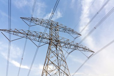 yüksek voltaj güç hatları