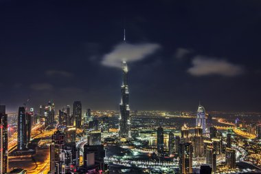 Burj Dubai, dubai geçerken bulutlar