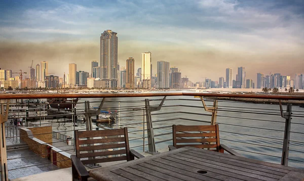 Linha do horizonte de Sharjah corniche — Fotografia de Stock