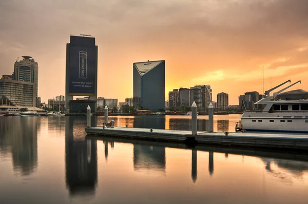 Jachta pier v Dubaji abra během východu slunce — Stock fotografie