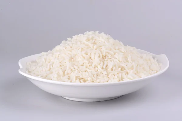 Arroz branco fervido em uma chapa — Fotografia de Stock