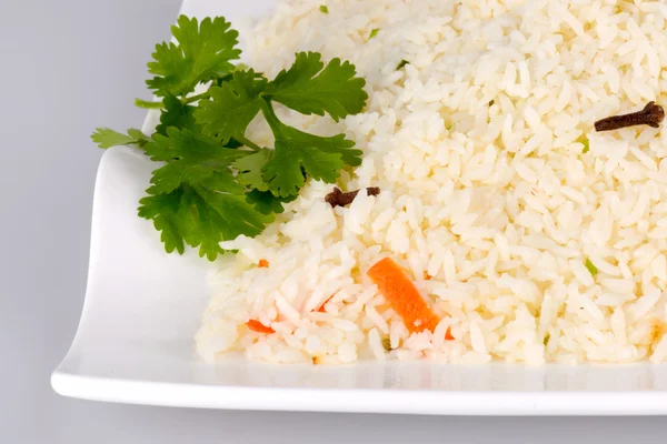 Ghí rýže na bílé desce — Stock fotografie