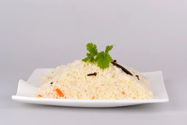 Ghee рис на белой тарелке — стоковое фото