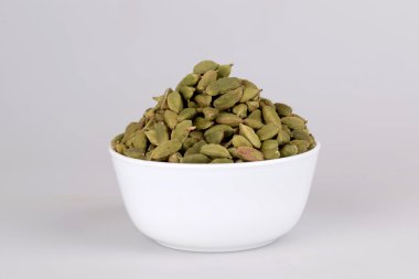 kardamom a fehér háttér előtt fehér kupa