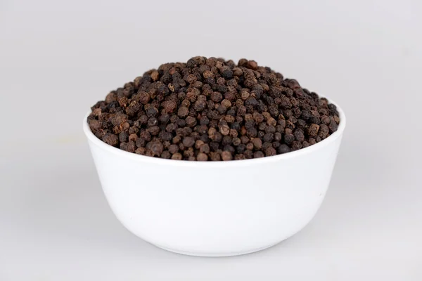 Black pepper in white bowl with white bacground — Stock Photo, Image