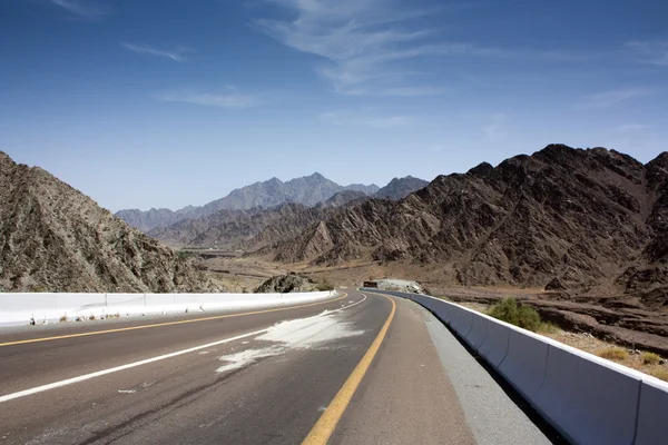 Un camino en Fujairah, Emiratos Árabes Unidos . — Foto de Stock