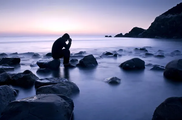 Isolierter Mann, der ruhig an einem felsigen Strand denkt, al aqqa, fujairah, uae — Stockfoto