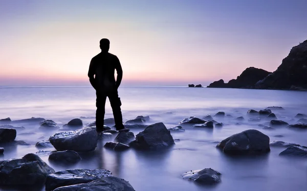 Mann fühlt sich am Strand bei Sonnenaufgang frei — Stockfoto