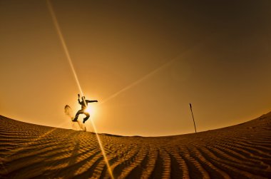 siluet bir adam elinde ok ile atlama, dubai desert, Birleşik Arap Emirlikleri