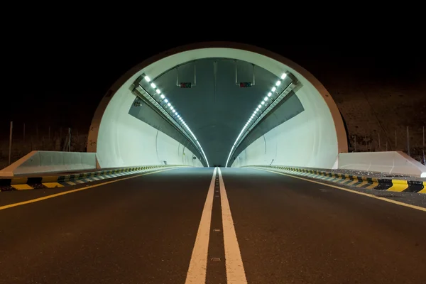 Tunel na kalba - autostrady Asz-Szarika, Zjednoczone Emiraty Arabskie — Zdjęcie stockowe