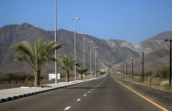 Una strada montuosa a Kalba Fujairah, Emirati Arabi Uniti . — Foto Stock