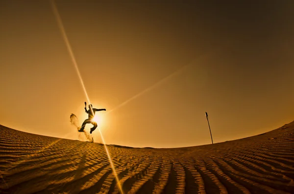 siluet bir adam elinde ok ile atlama, dubai desert, Birleşik Arap Emirlikleri
