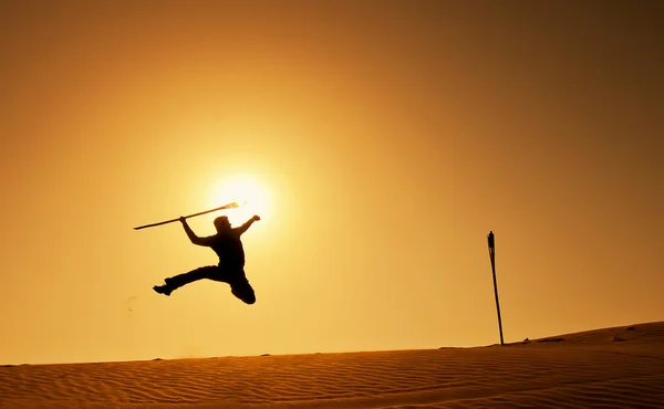 Hombre saltando con la flecha en la mano, mostrando éxito — Foto de Stock