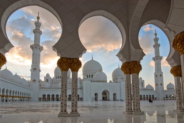 Sheikh Zayed Velká mešita v Abú Dhabí, Spojené arabské emiráty — Stock fotografie