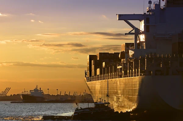 Zonsondergang vrachtschip — Stockfoto