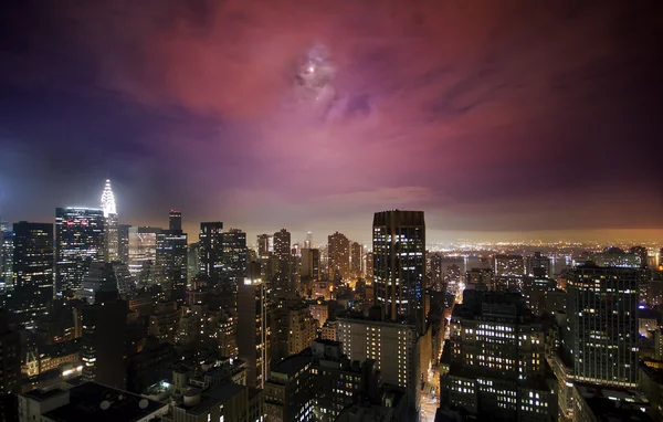 Måne över manhattan midtown — Stockfoto