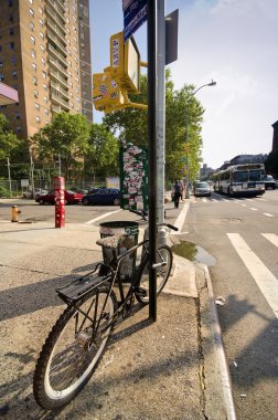 kaldırımda bisiklet