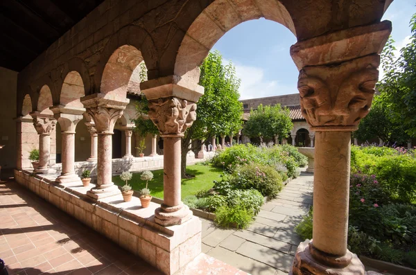 Manastır avlusunda