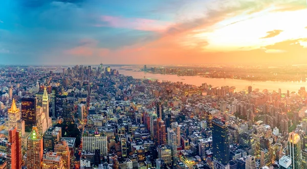 Kleurrijke zonsondergang in new york — Stockfoto