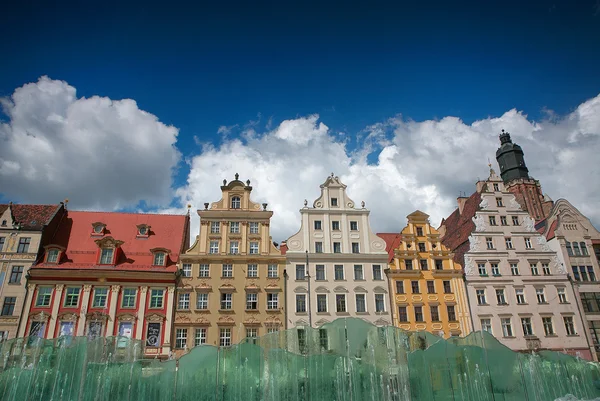 Wroclaw na Polônia atrás de uma fonte de vidro — Fotografia de Stock